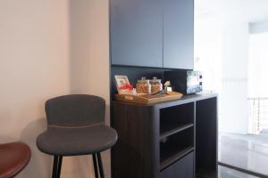 シンガポールにあるHarbour Ville Hotelの椅子、デスク、電子レンジが備わります。