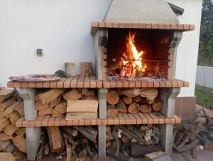 una hoguera con una pila de madera en CAL RUSC ALLOTJAMENT RURAL en Crespiá