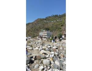 una gran pila de rocas en una montaña en Hotel Sukhakarta, Nagpur, en Nagpur
