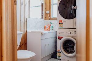 比舍諾的住宿－Cedar House ~ Family Fun!，一间带洗衣机和水槽的浴室