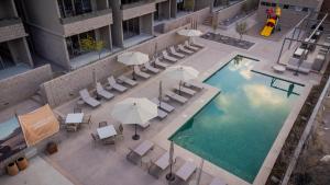 una vista aérea de una piscina con sillas y sombrillas en Evamar San Carlos, en San Carlos