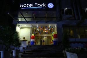 ein Hotel in der Nacht mit einem Schild an der Tür in der Unterkunft Hotel Park N in Vijayawāda