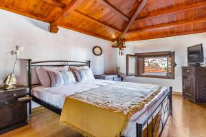 Ένα ή περισσότερα κρεβάτια σε δωμάτιο στο The Lofthouse at Skopelos Town