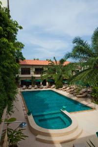 芭達雅南區的住宿－Baan Souy Resort，一座带椅子的大型游泳池和一座建筑