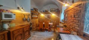 Reštaurácia alebo iné gastronomické zariadenie v ubytovaní Penzion TOMINO