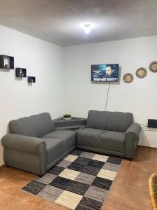 uma sala de estar com um sofá e uma televisão em Casa Gn 37 Excellent Location North of the city Guaymas Sonora em Guaymas