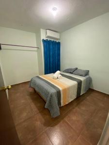 1 dormitorio con cama y ventana con vistas a las faldas en Casa Gn 37 Excellent Location North of the city Guaymas Sonora, en Guaymas