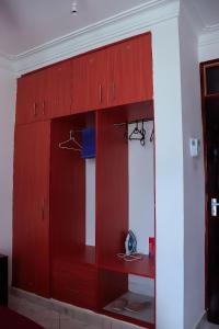une grande armoire rouge dans l'angle d'une pièce dans l'établissement Bamburi 2BR Apartment, à Mombasa