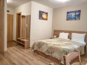 ボロヴェッツにあるStudio A10 Borovets gardensの部屋にベッドがある寝室