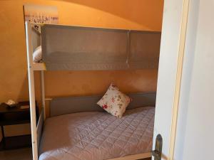 ein Etagenbett mit einem Kissen darüber in der Unterkunft The Great Balcony in Ioulis