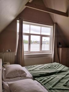 a bedroom with a bed and a window at Villa Marienholm in Haapsalu