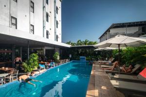 ein Pool in einem Hotel mit Schwimmern in der Unterkunft Onederz Siem Reap in Siem Reap