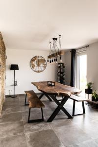 een eetkamer met een houten tafel en een bank bij Le panorama in Dinant
