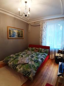 1 dormitorio con cama y ventana en Eksporta 10, LUX en Riga