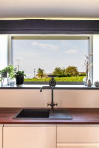 Le panorama في دينانت: مطبخ مع حوض ونافذة كبيرة