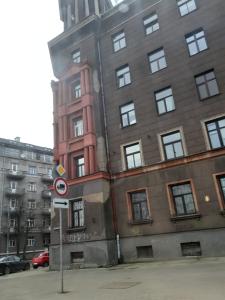 un edificio alto con un letrero de la calle delante de él en Eksporta 10, LUX en Riga