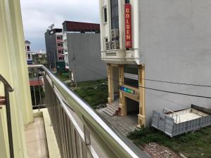 un balcón de un edificio con un cartel en Hotel Như Nguyệt, en Việt Yên