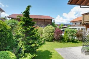 a garden with a pine tree in a yard at Apartments FEICHTNER / Tulfes / Tirol in Tulfes