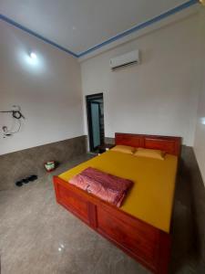 1 dormitorio con 1 cama amarilla grande en una habitación en Hotel Như Nguyệt, en Việt Yên