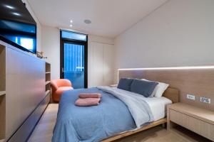 una camera con un letto e una coperta blu di Paragon a Sydney