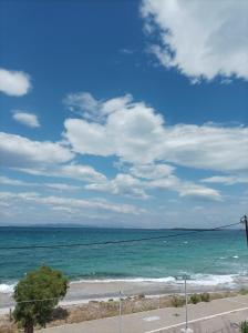 una vista sull'oceano in una giornata di sole di Studios Antoniou a Skala