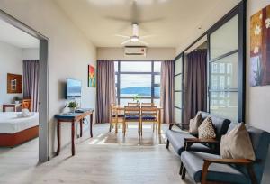 uma sala de estar com uma mesa e uma sala de jantar em Lavender Homes @ Jesselton Quay Kota Kinabalu em Kota Kinabalu