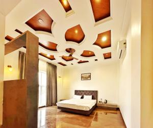 - une chambre avec un lit et des plafonds en bois dans l'établissement Heritage Home Stay, à Ujjain