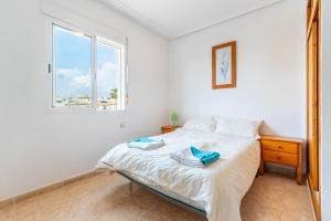 Łóżko lub łóżka w pokoju w obiekcie Playa Flamenca Townhouse