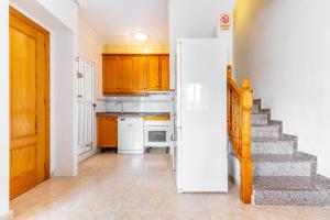 Kuchnia lub aneks kuchenny w obiekcie Playa Flamenca Townhouse