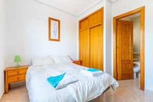 Łóżko lub łóżka w pokoju w obiekcie Playa Flamenca Townhouse