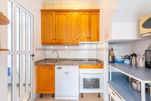 Kuchnia lub aneks kuchenny w obiekcie Playa Flamenca Townhouse