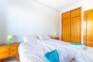 Łóżko lub łóżka w pokoju w obiekcie Playa Flamenca Townhouse