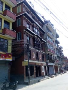 un edificio sul lato di una strada di TARA ART HOUSE a Patan