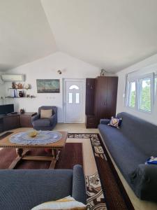 sala de estar con sofá y mesa en Guest house Duletic en Budva