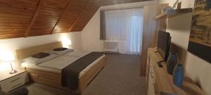 Ένα ή περισσότερα κρεβάτια σε δωμάτιο στο Apartment Balatonszarszo - Balaton 20084