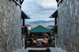 un gazebo con tavolo e sedie su un patio di Montagna Resort a Žabljak