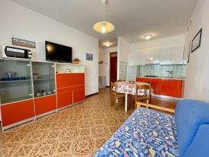 Kuchyňa alebo kuchynka v ubytovaní Colorful flat just 200m from the beach