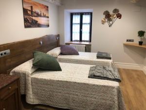 two beds in a room with two at Golliber Baserrie in Areatza