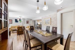 uma sala de jantar e sala de estar com mesa e cadeiras em Polys Villa Lefkada 1 em Lefkada