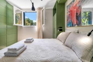 um quarto com uma cama grande e toalhas em Polys Villa Lefkada 1 em Lefkada