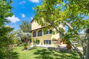 an exterior view of a house with a yard at Polys Villa Lefkada 1 in Lefkada Town