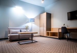 Televízia a/alebo spoločenská miestnosť v ubytovaní Hotel Turkus