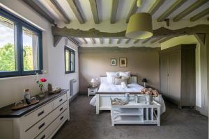 Un dormitorio con una cama y una mesa. en Le Manoir de la Campagne en Yébleron