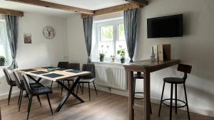 TV a/nebo společenská místnost v ubytování Ferienwohnungen LODGE-B