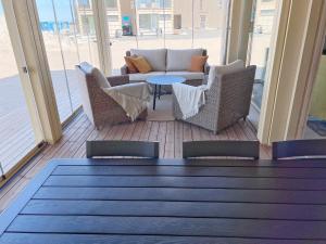 Villa Resort Apartments by Hiekka Booking في كالايوكي: غرفة بها كرسيين وطاولة وأريكة