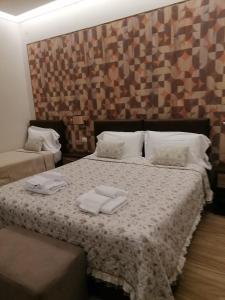 羅馬的住宿－SCIPIO92HOME，一间卧室配有一张床,上面有两条毛巾