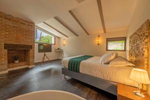 Un dormitorio con una cama y una pared de ladrillo. en Cantu di Fiumu, en Zonza 72 fotos más