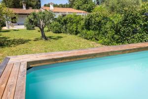 a swimming pool with a wooden fence and a yard at N084 - Numana, villa quadrilocale con meraviglioso giardino in Numana