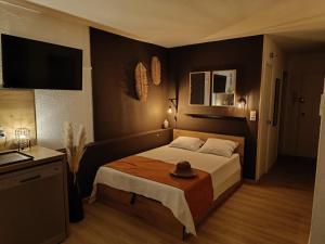 1 dormitorio con 1 cama con sombrero en Happy 7, en Canet-en-Roussillon
