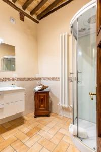 ein Bad mit einer Dusche und einem Waschbecken in der Unterkunft PienzaLettings "Casa Olivieri" in Pienza